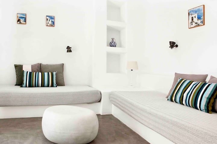 Spálňa s dvoma lôžkami – nižšia úroveň. Zdieľa kúpeľňu s toaletou s vedľajšou spálňou s manželskou posteľou