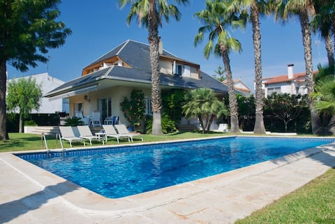 Private villa with pool 3 minutes from beach