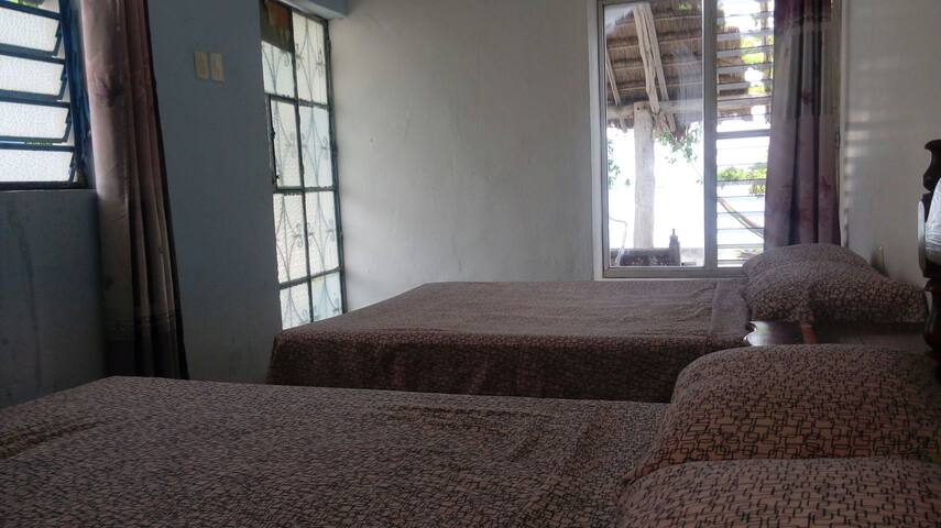 (b) Cuarto Vista Laguna (Hotel a orilla de laguna)