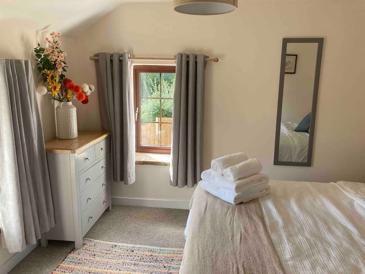 Dormitorio principal, cama tamaño king, luminoso y espacioso con vistas al campo