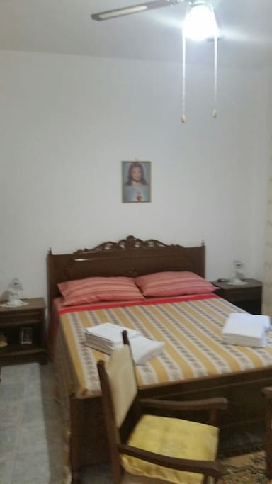 Camera da letto matrimoniale con lenzuola e biancheria fornite per ogni ospite