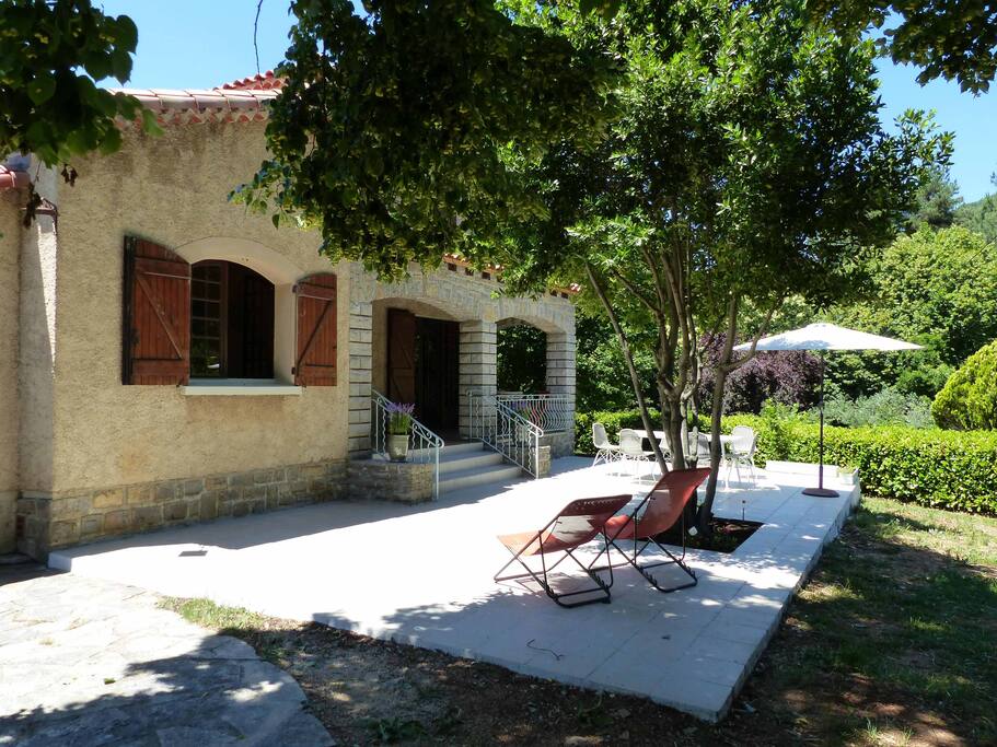 Terrasse et façade principale, plein Est