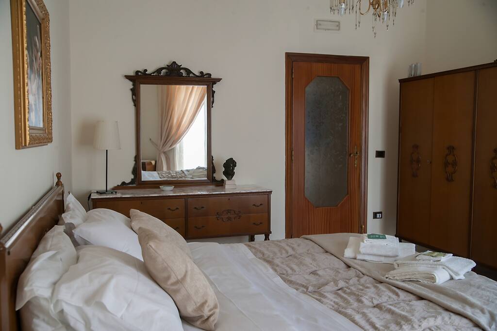 Camera da letto principale con balcone