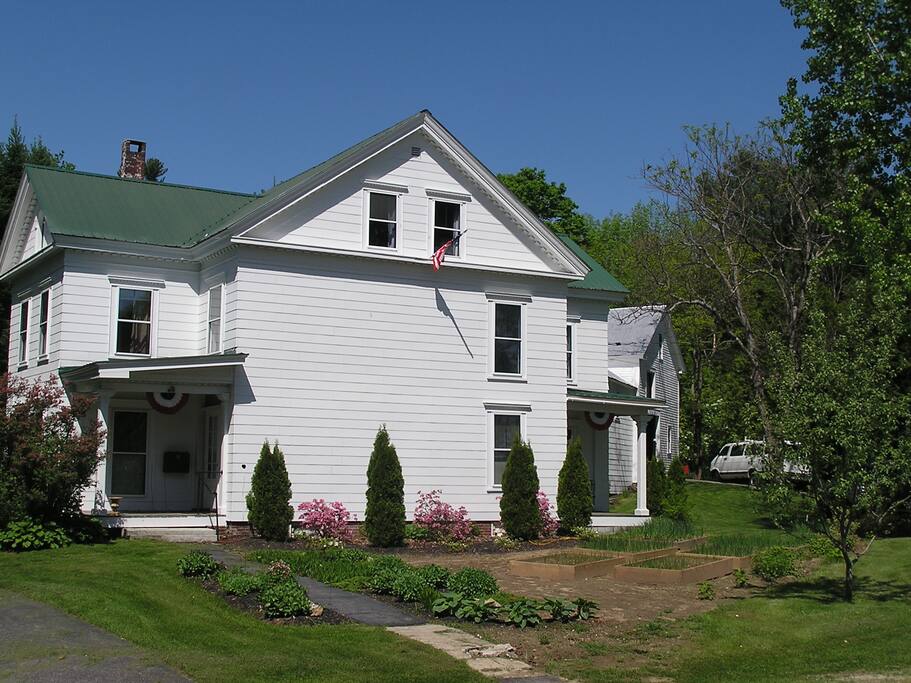 Front view of 1827 Greek Revival architecture.