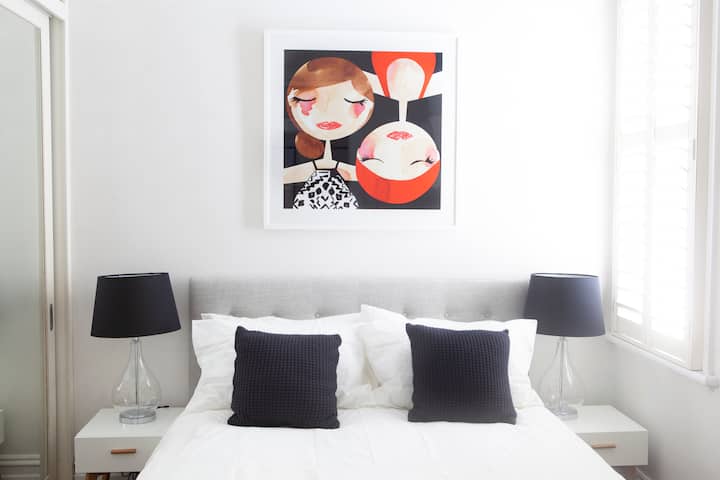 2间标准双人床卧室，自然光线充足，内置内置。
当地艺术家的艺术作品， Line漫步，吉尔·卡梅伦