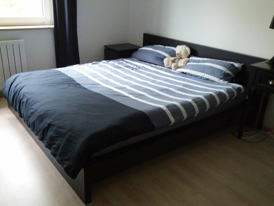 Large bed (1,80m). I can either provide a big blanket or two small blankets
