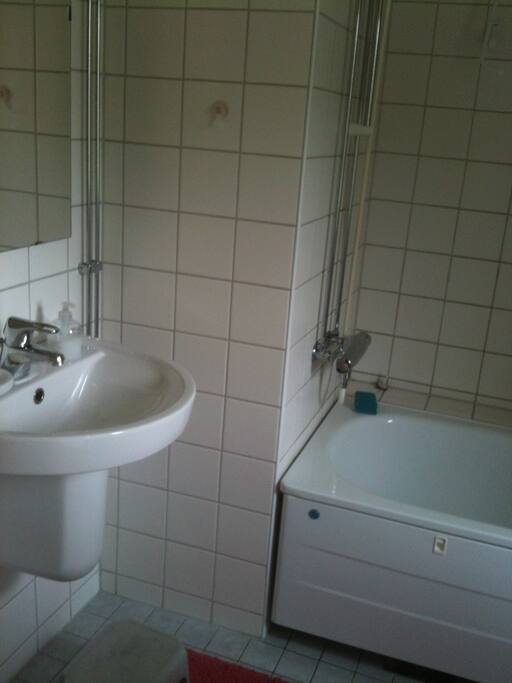 Badrum med badkar/dusch