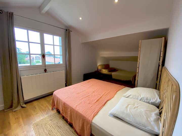 Chumba kikubwa cha kulala ghorofani kinachoelekea nyuma kwenye bustani.
Ikiwa na vitanda 2: 160 mara mbili na kitanda chenye upana wa 90