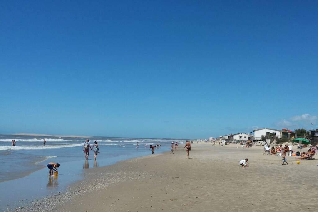 El mar con Costa amplia, ideal para largas caminatas.