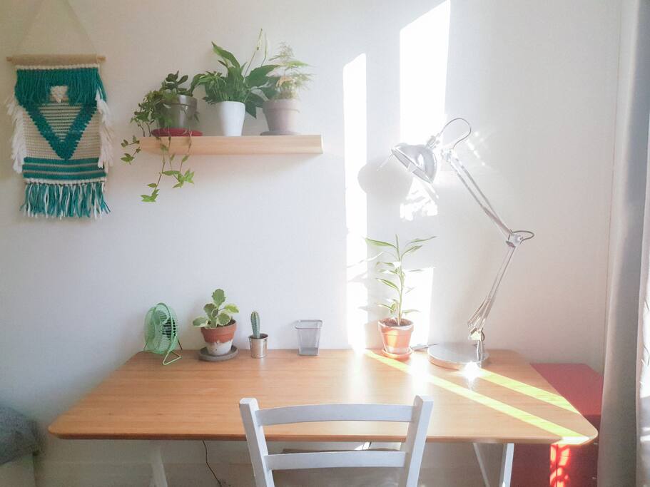 Le grand bureau de votre chambre / the big desk located in your room