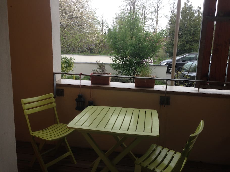 Balcon ensoleillé le matin pour un petit déjeuner agréable.