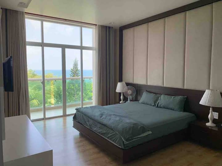 Habitación principal con amplio baño en el interior