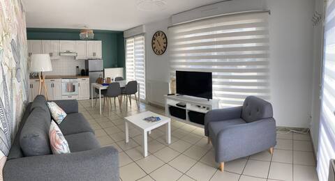 Top Airbnb: Charming apartment Private parking Close to the beach in Camiers