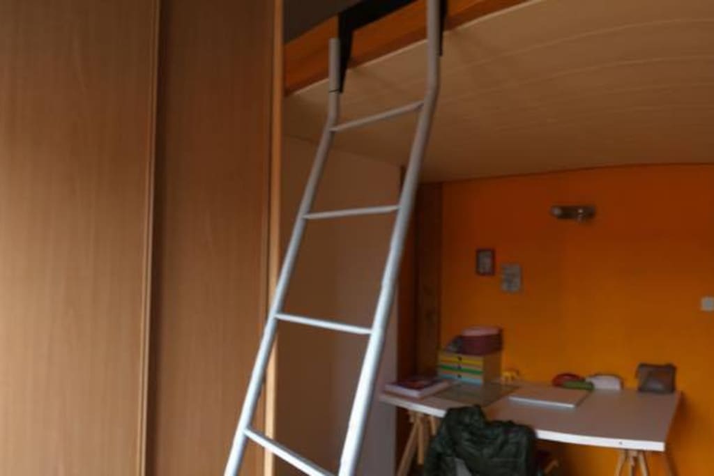 chambre en mezzanine avec bureau