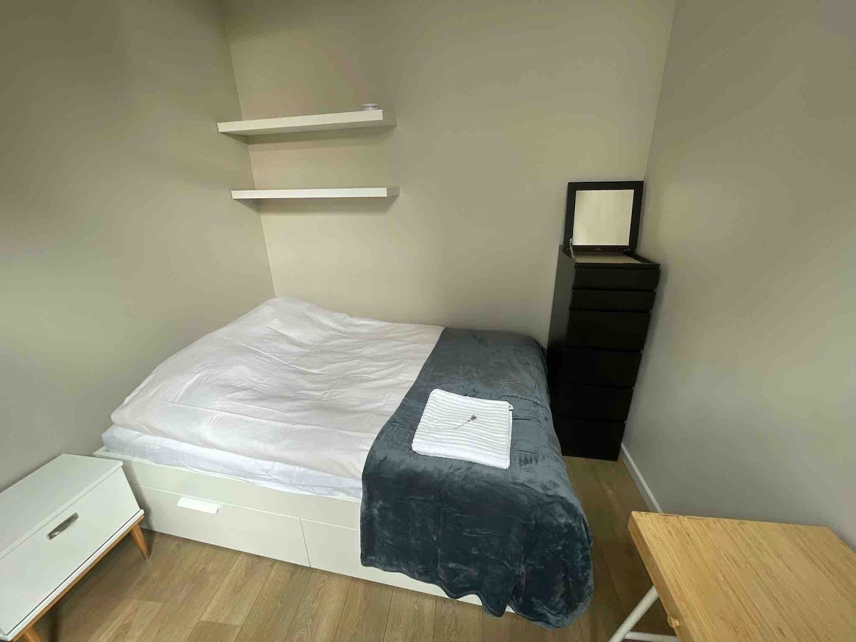 Dormitorio 3: Cama doble pequeña (140 cm x 200 cm) con ropa de cama y toallas.