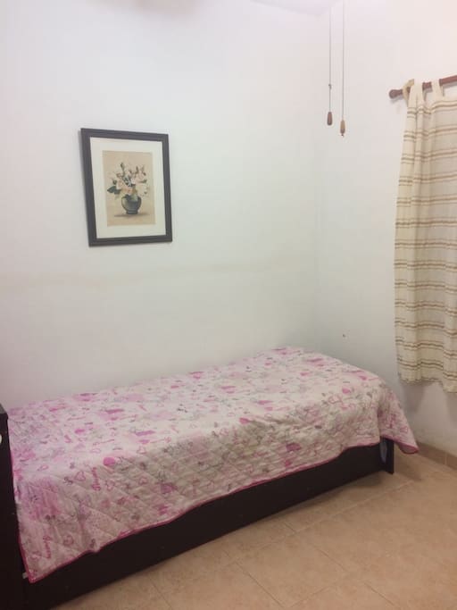 Dormitorio al fondo con cama marinera y ventana con reja y postigos de madera q le permite mayor oscuridad para un buen descanso. Posee ventilador de techo.