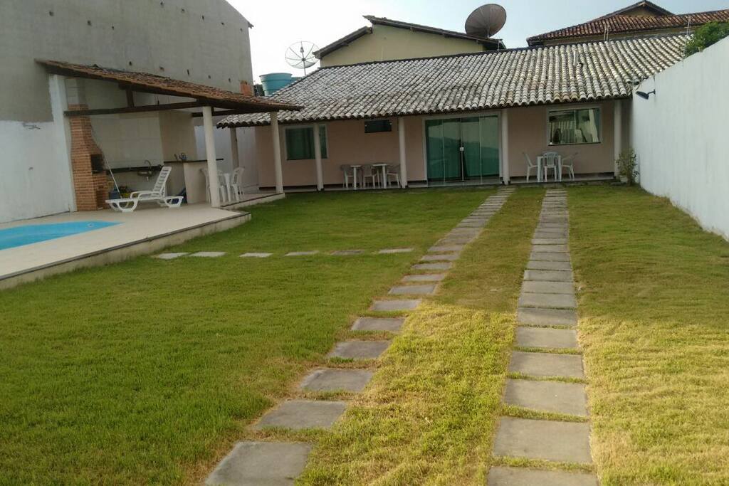 Grande área para estacionamento.