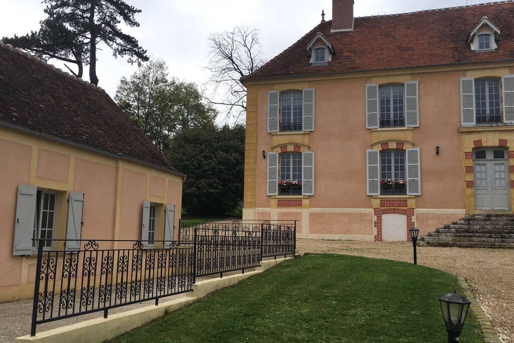 Notre maison est située dans un prieuré, à côté d'une maison de Maître divisée en appartements.