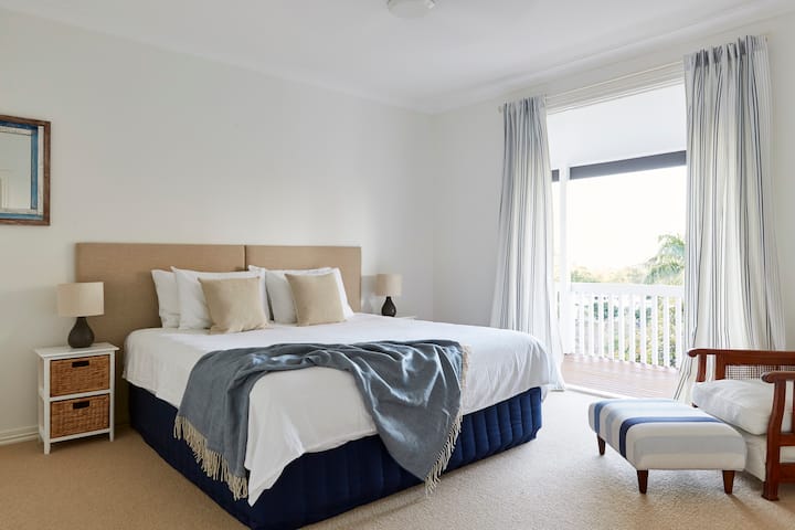 سرير كبير يمكن تقسيمه إلى سريرين فرديين