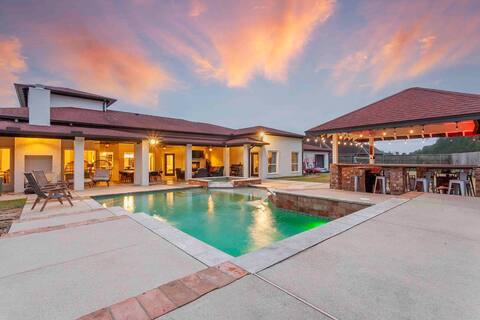 Spacious home to enjoy family & friends & events