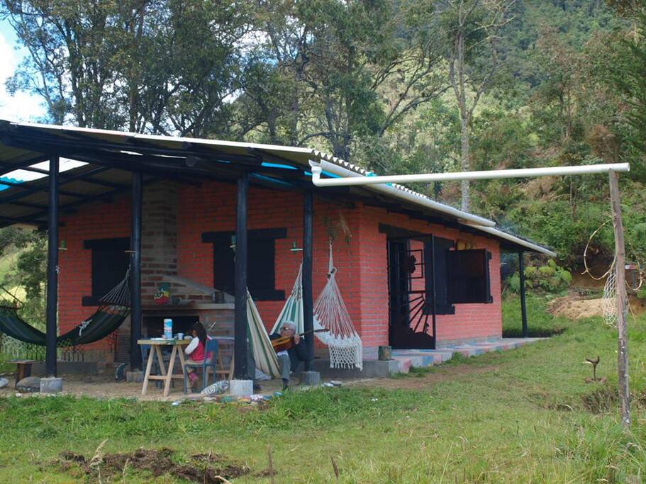 la casa cuenta con guitarrita tamborsito y algunos instrumentos menores.