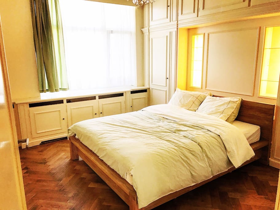 Chambre avec Beaucoup de Placards et parquet. COZY.