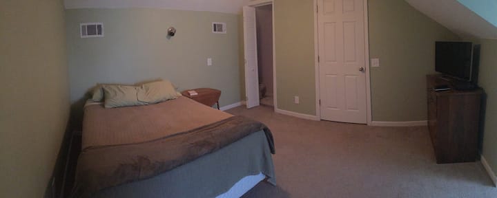 Приватна спална соба со 1/2 бања и тавански вентилатор