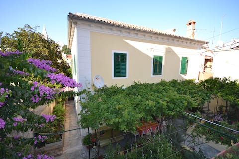Captain's House-free parking
