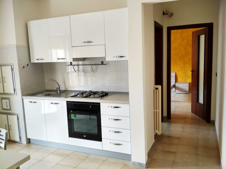Cucina e corridoio.