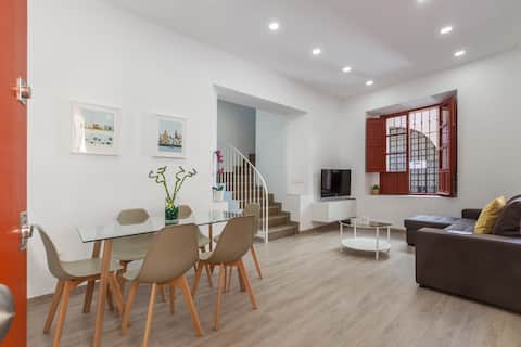 Top performing Airbnb: Downtown, 3BD+2BA, 1min Cathedral, Paid Parking. in Santa Cruz