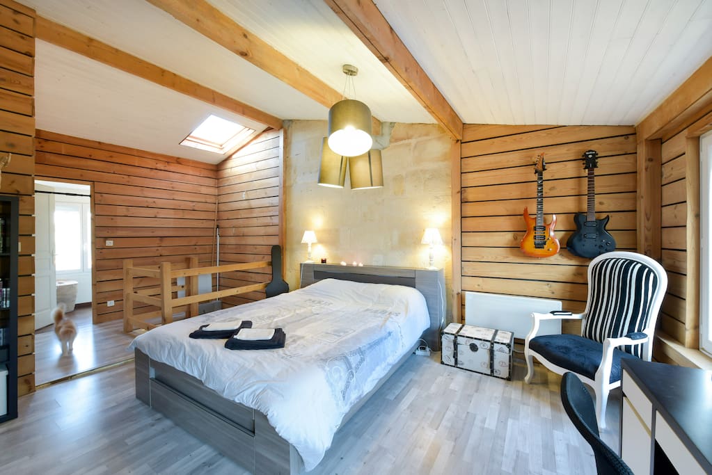 Chambre au calme sans vis à vis avec vue sur les toits de Bordeaux.