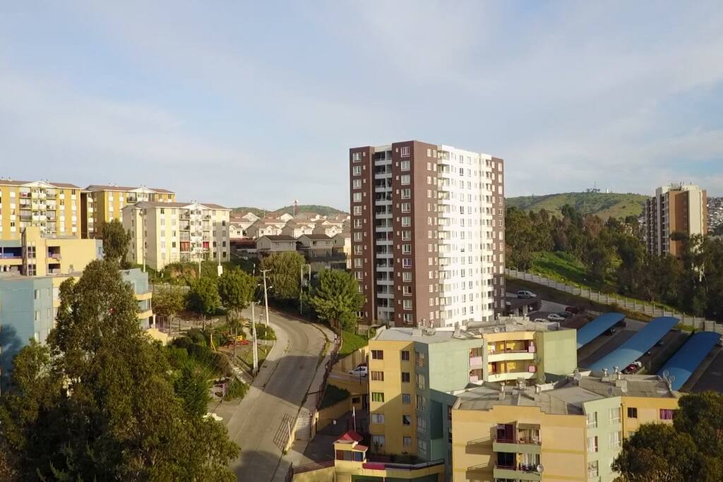 El edificio se encuentra ubicado en camino internacional, muy cerca del Outlet Park, parque acuático Aviva, supermercado y bencineras.