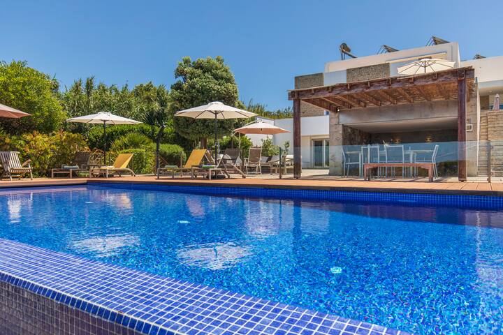 LUXURY BEACHFRONT VILLA gallery image 4