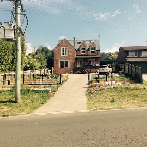 Large 4 Bed house near Blue Mountains and Sydney