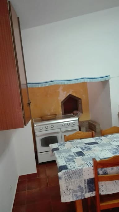 É uma cozinha antiga, restaurada e equipada.
