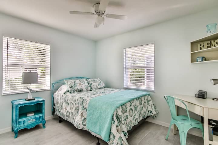 Spálňa č.2 veľká manželská posteľ s písacím stolom a výhľadom na bazén