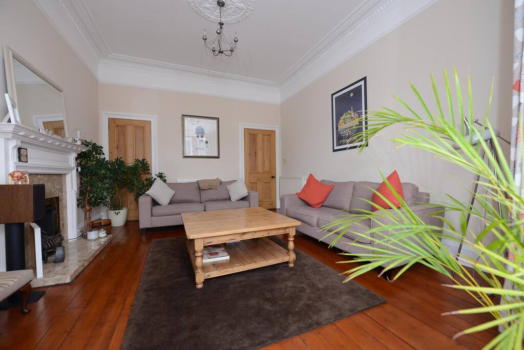 Another view of the lounge.