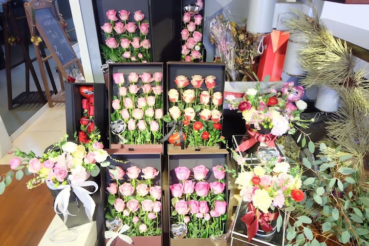 【,15分钟到虹桥火车站机场和20分钟到徐家汇!周小姐的花房【预定有惊喜】地铁站楼上 鲜花复式阳光房