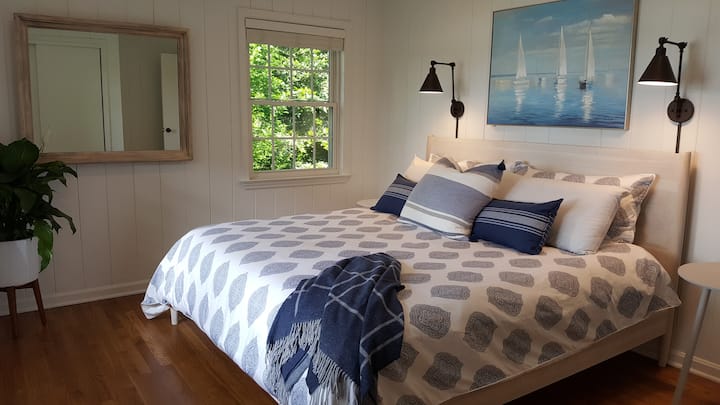 Chambre n °1 : lit King Size haut de gamme au milieu du siècle avec vue sur le lac