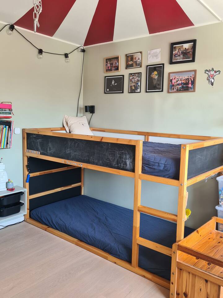 Საბავშვო ოთახი პირველ სართულზე ორსართულიანი საწოლით (90x200)