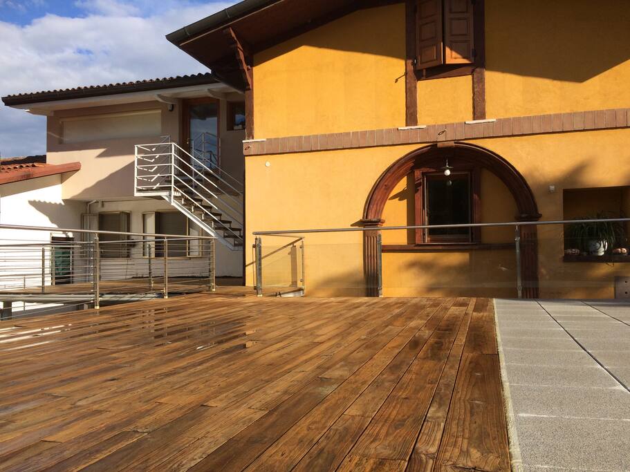 Ampia terrazza a disposizione degli ospiti per momenti di relax o di lavoro