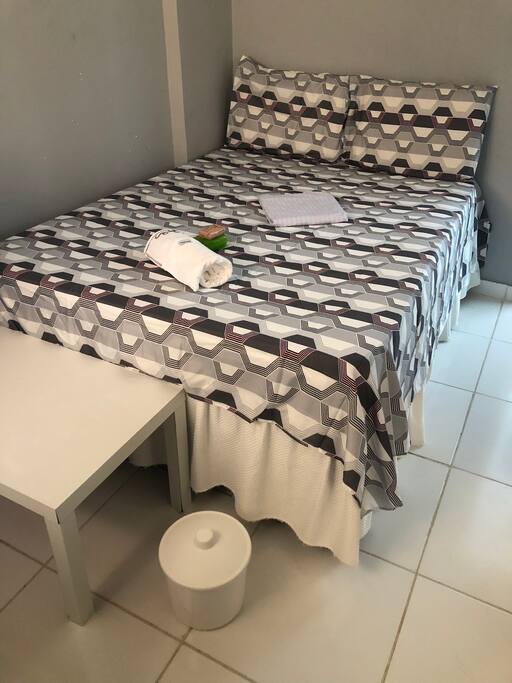 Cama de casal, kit banho, lixeira.