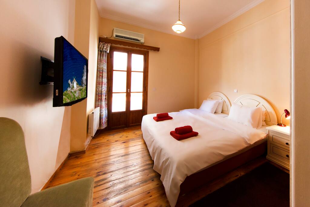 Main bedroom w/TV