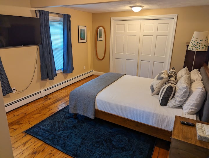 主卧配有大衣柜和全尺寸镜子。