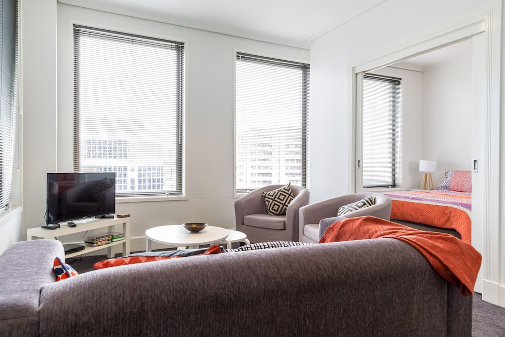 TV, DVD and NBN and great views to boulevard outside