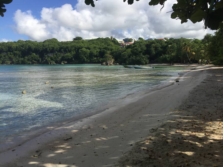 Bungalow au toit rouge vu depuis l'une des deux plages de Petit Havre