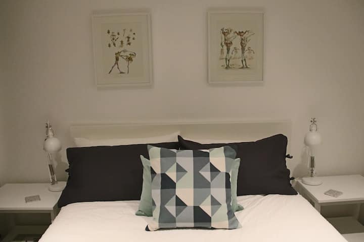 Dormitorio principal: cama de matrimonio súper cómoda, ropa de cama y mesitas de noche con alfombra recientemente renovada. 

Todas las fundas decorativas de los cojines se descomponen y se lavan después de que cada huésped se haya alojado y antes de que lleguen los nuevos huéspedes (al igual que los manteles decorativos).


