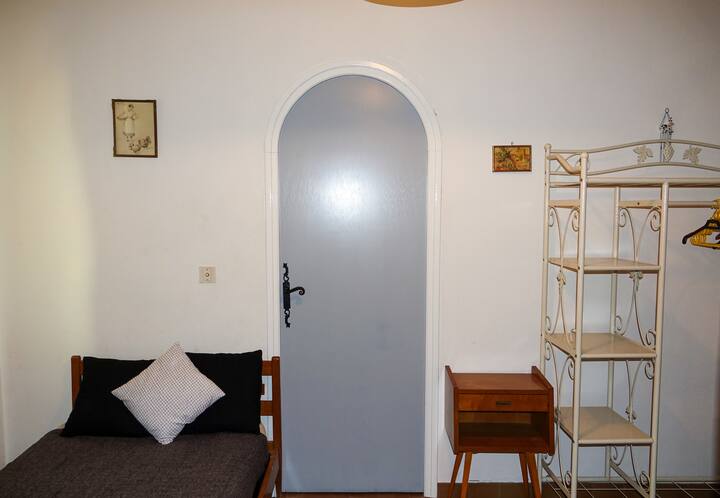 חדר שינה עם מיטת יחיד, מלתחה ושולחן כתיבה 