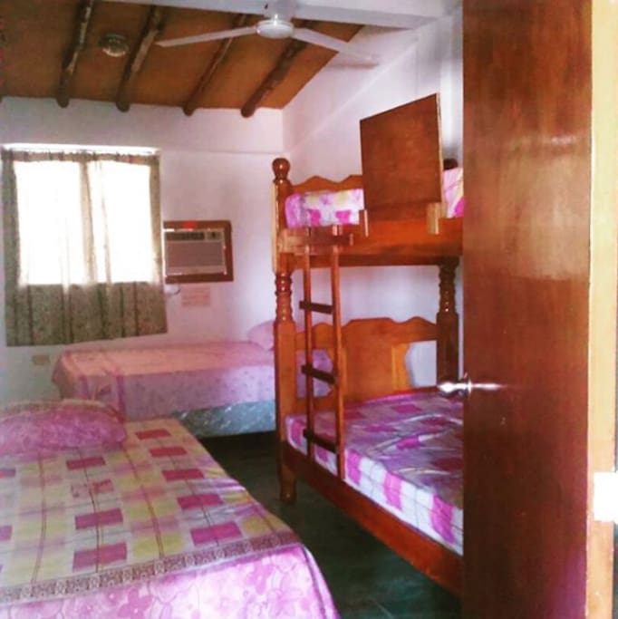 Cama matrimonial, una cama individual y una litera individual