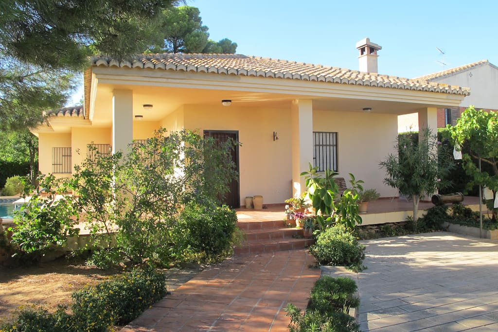 Vista frontal de la casa.